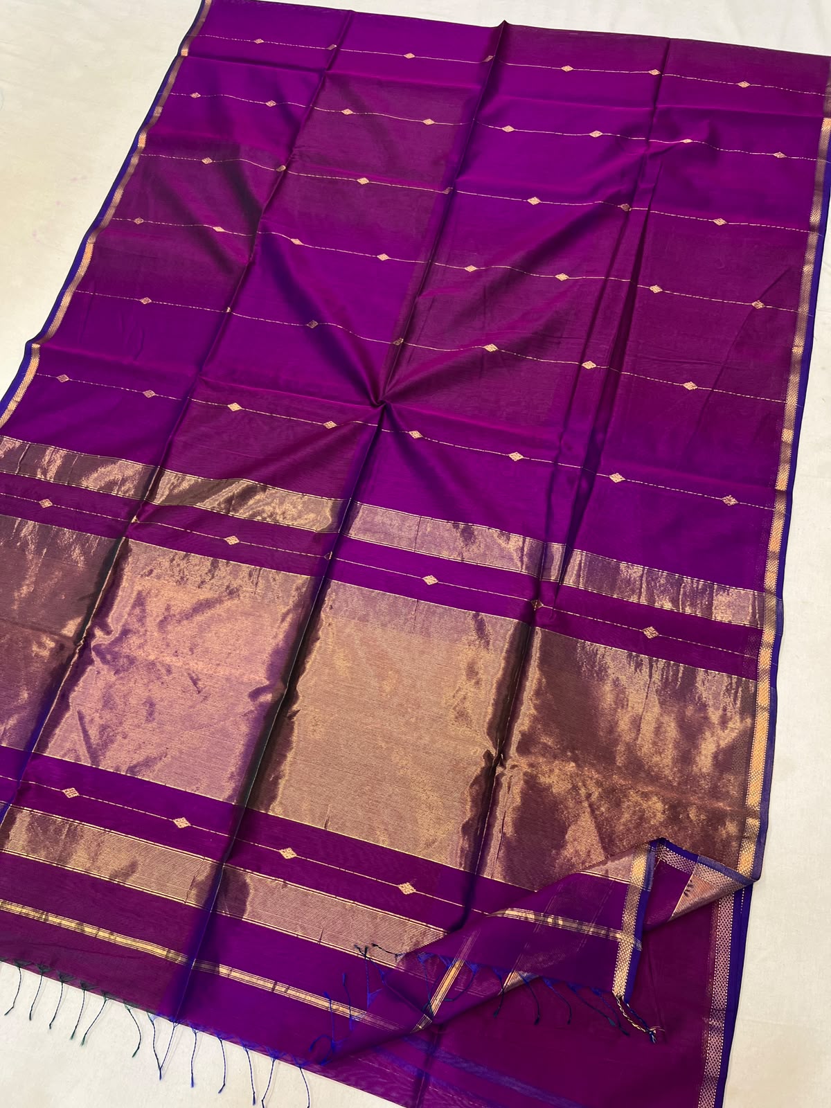 Magenta With Golden Zari Connecting Diamond Buti Striped Maheshwari Handloom Saree